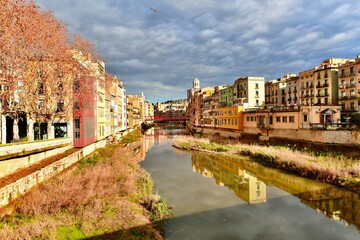スペインのバルセロナの近郊のジローナの高台に立つ大聖堂