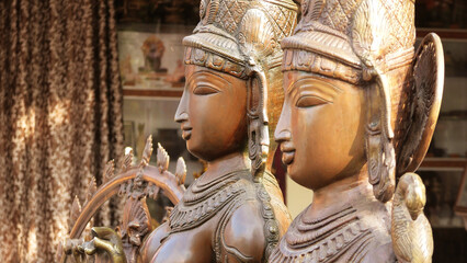 Fototapeta premium Antique statues displayed in a handicraft shop 