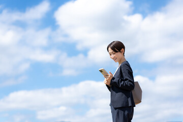 女性　スマートフォン