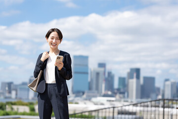 女性　スマートフォン