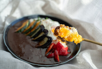 夏野菜カレーの半熟卵のせ