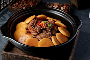 Braised chicken in casserole with corn pancakes
