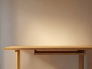 真っ白い壁の背景にウォールウッドの机