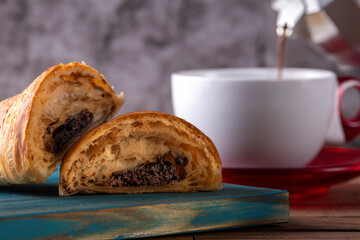 Colazione italiana con cornetto al cioccolato e cappuccino con caffè moka
