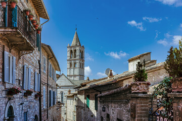 Fototapeta premium Winding streets reveal stunning medieval houses in Assisi, Umbria, where stone facades and charming balconies exude timeless beauty and history.
