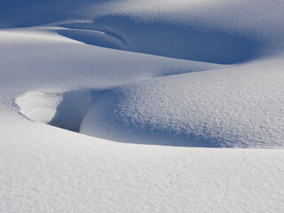 Wie von Zauberhand entstandene Schneeformationen