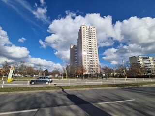 eine Strasse mit blauem Himmel in Berlin Marzahn