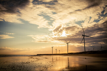 molinos e&oacute;licos en el atardecer impresionante