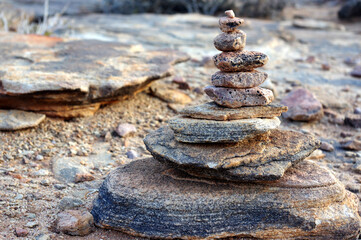 cairn aux collines rocheuses du parc naturel de Gondwana, Namibie