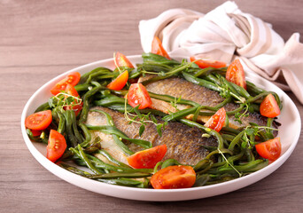 Dourado fish fillets with green beans