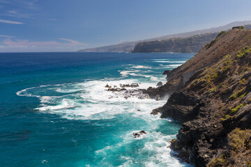 Panorama costiero con onde e schiuma
