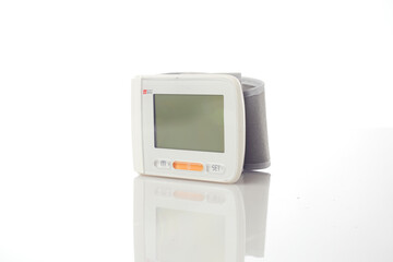 Obraz premium Digital Blood Pressure Monitor Isolated on White Background for Health Monitoring and Personal Wellness