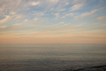 Naklejka premium Sunset at sea, twilight sky and tranquil water, background for a tropical wallpaper.