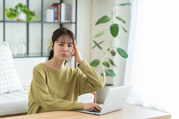 パソコンで悩む若い女性