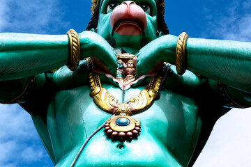 personajes en el pecho