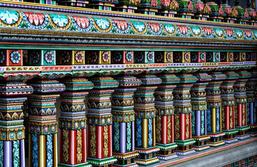 columnas policromadas en la fachada del templo