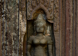 figura femenina en los muros de palacio