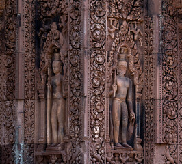 dúo de soldados en las paredes palaciegas