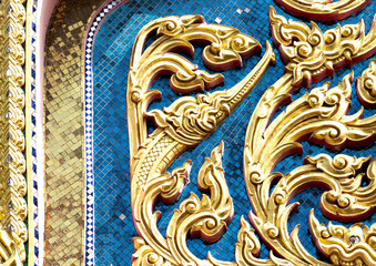 criatura dentada en la flora dorada