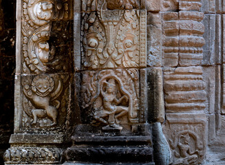 personajes en la columna