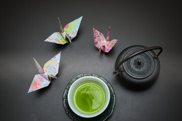 南部鉄器で作られた急須と茶碗に注がれた緑茶