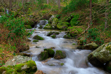 Obraz premium Río Lozoya con capturas de larga exposición