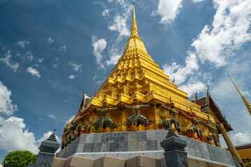 Fototapeta premium Wat Phra Kaew sacred temple and Thai grand palace, the Temple that houses an ancient Emerald Buddha