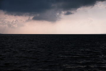 Obraz premium 湖の水平線