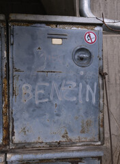 Kleine Container für Brennbare Flüssigkeiten, verrostet 