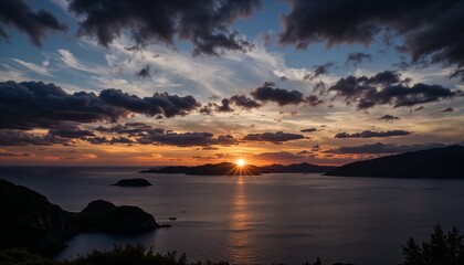 Naklejka premium Breathtaking sunset over the ocean with dramatic clouds and reflections on the water