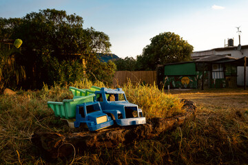 Camiones de juguete sobre el césped