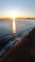Imágen panorámica aérea de la salida del sol en el mar mediterráneo. 
