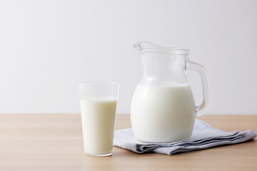 グラスに注いだ牛乳　Milk
