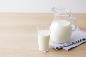 グラスに注いだ牛乳　Milk
