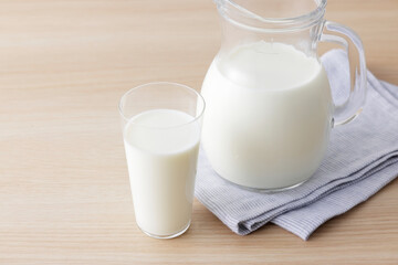 グラスに注いだ牛乳　Milk