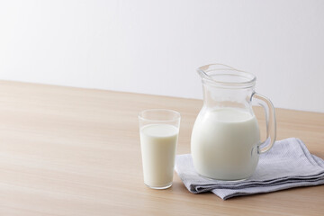 グラスに注いだ牛乳　Milk