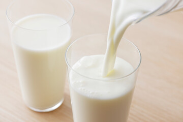 グラスに注いだ牛乳　Milk