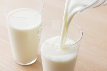 グラスに注いだ牛乳　Milk