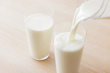 グラスに注いだ牛乳　Milk