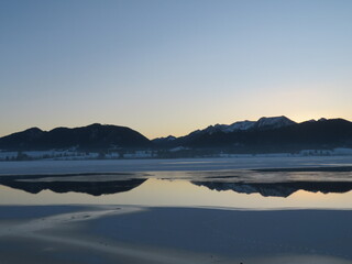 Winterlicher Sonnenaufgang am Forggensee im Allgäu