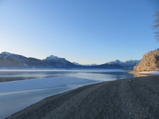 Winterlicher Sonnenaufgang am Forggensee im Allgäu