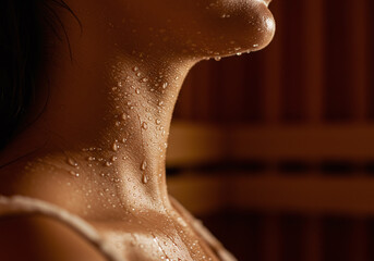 サウナで汗をかいている女性の首元をクローズアップ・発汗・デトックス・美容・リラックス