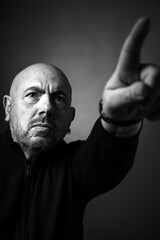 Uomo che impartisce un ordine
