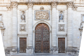 Obraz premium Historic wooden doors of Toledo, Spain, from grand religious entrances to charming home façades. Masterfully crafted with intricate carvings, iron details, and unique designs,Spain’s rich heritage.