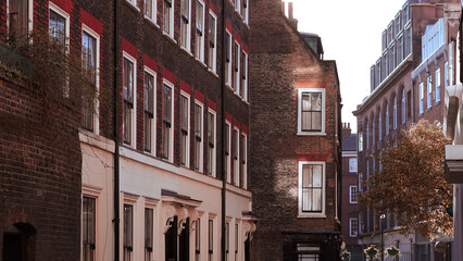 Naklejka premium Traditional London streets lined with historic and cultural buildings.