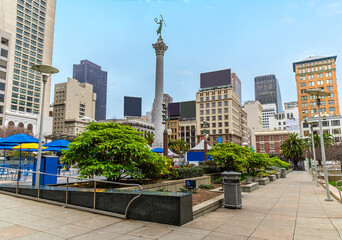 A view along the southern path on Union Square in the morning in San Francisco in early springtime