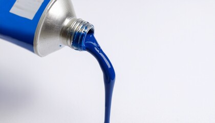 흰 배경 위, 물감이 튜브에서 짜여 나와 곡선을 이루는 모습