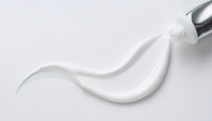 흰 배경 위, 물감이 튜브에서 짜여 나와 곡선을 이루는 모습