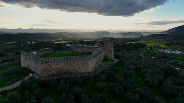 Atardecer en el castillo de Alan&iacute;s en la provincia de Sevilla, Espa&ntilde;a