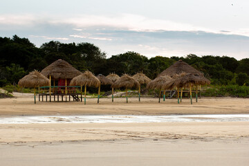 Barracas de palha na praia do Pesqueiro, Ilha do Marajó